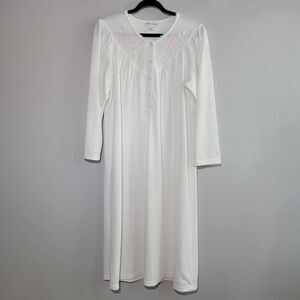Vintage 80s Miss Elaine large white long nightgown floral embroidered angel gran
